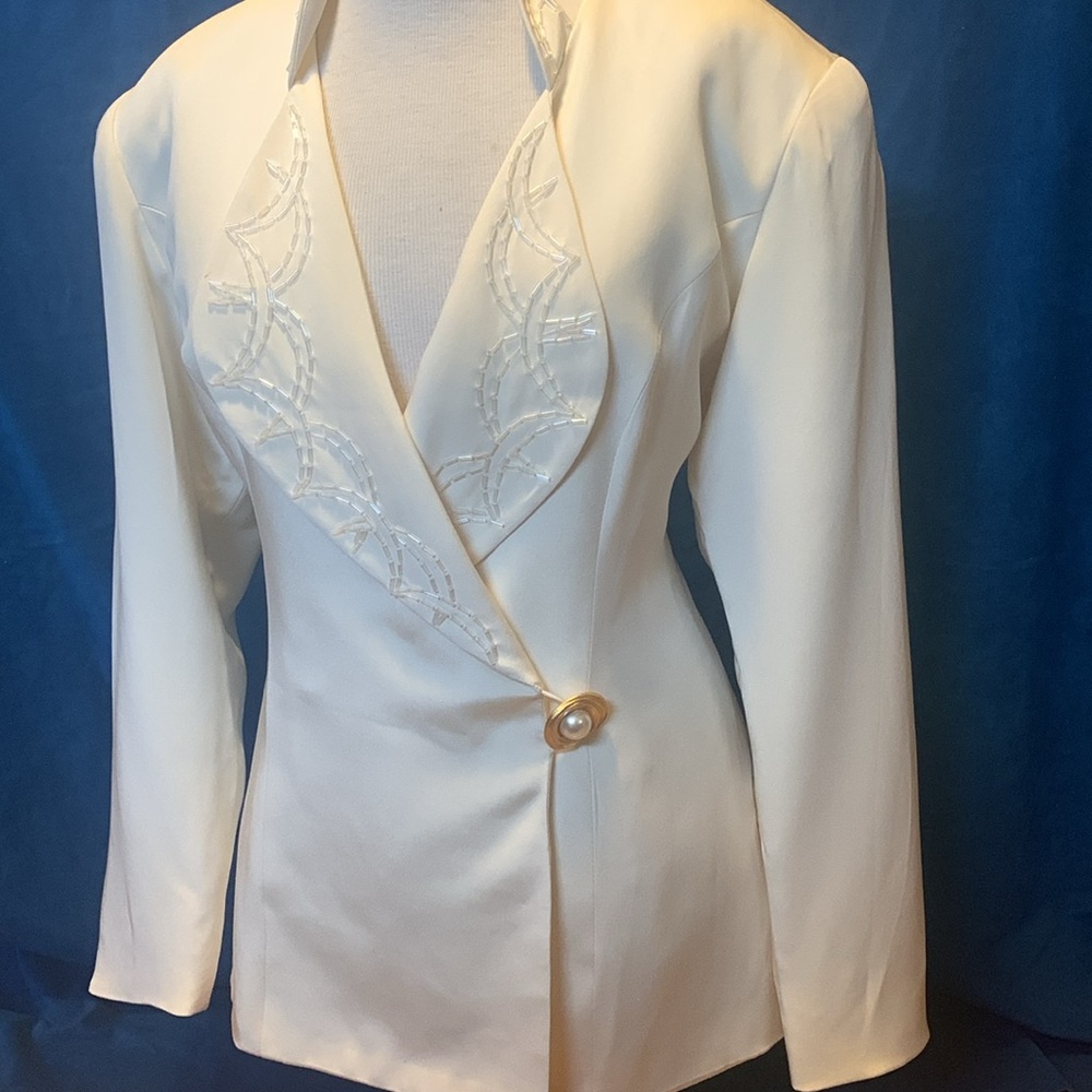 Vintage Zakura cream coloured blazer.Gold pearl button. Size 9/10.